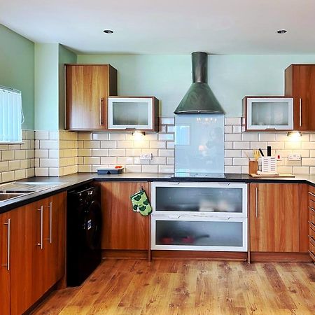 스완지 Retro Seaside Apt With Patio 아파트 외부 사진