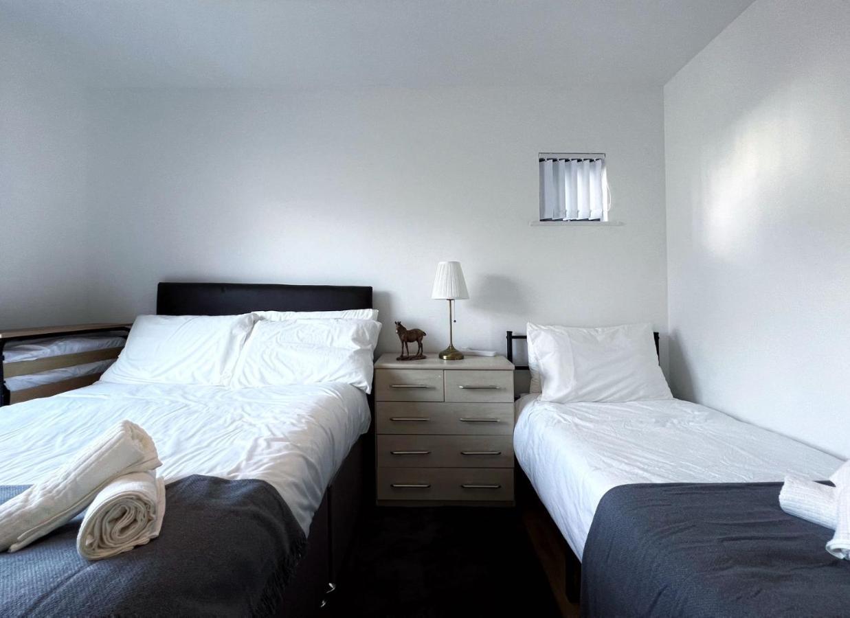 스완지 Retro Seaside Apt With Patio 아파트 외부 사진