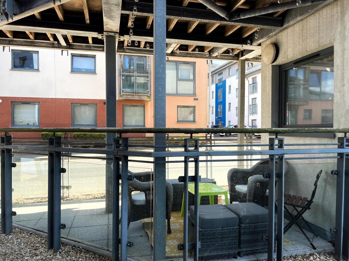 스완지 Retro Seaside Apt With Patio 아파트 외부 사진